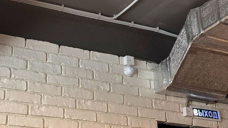 Элементы системы оповещения при пожаре, установленные на стене помещения