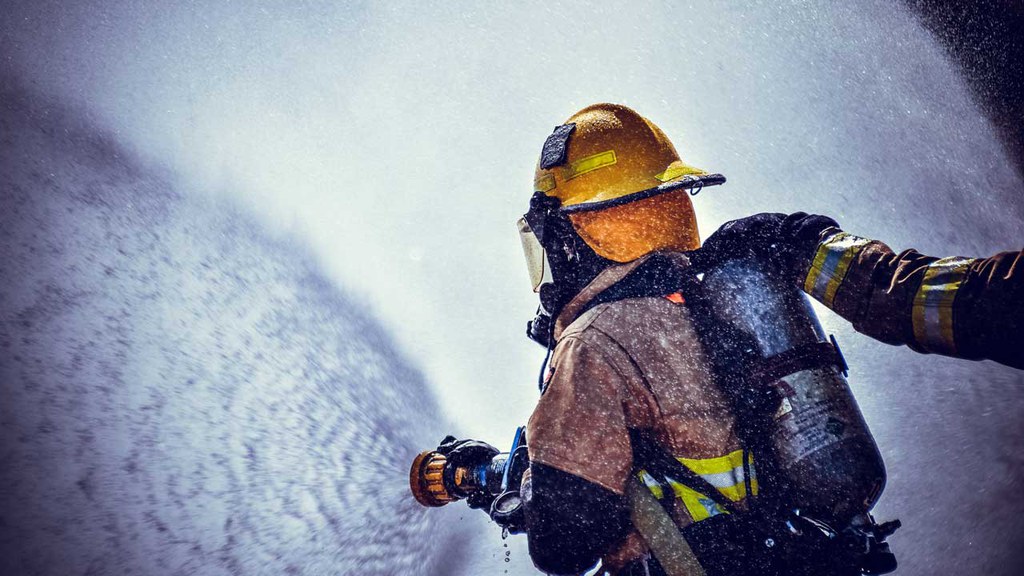 Применение огнетушащих средств при тушении возгорания профессиональным пожарным