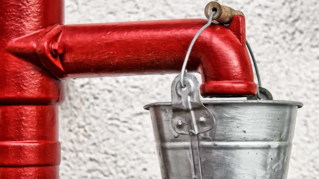 Пожарный кран, в котором используется вода - самый распространенный вид огнетушащих средств