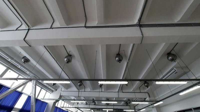 Модули "ЗАРЯ", заправленные газовым огнетушащим веществом "Хладон", на потолке помещения