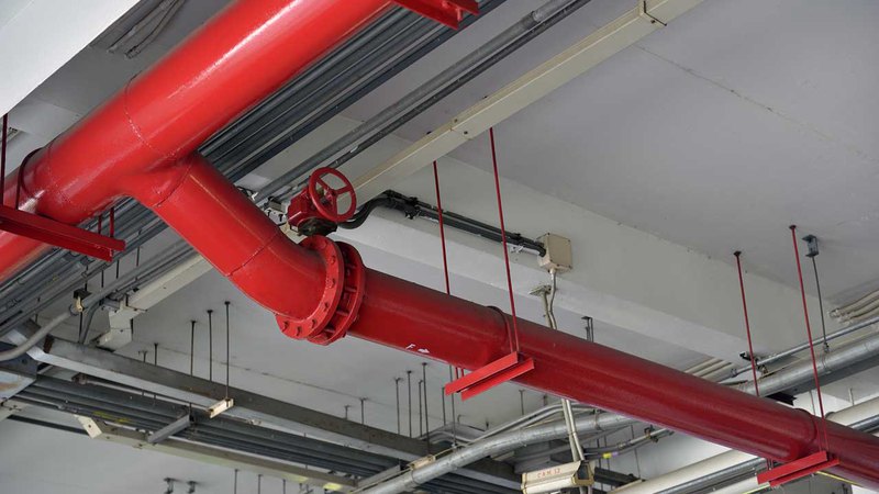 Трубопровод системы пожаротушения, смонтированный на потолке со сложной геометрией