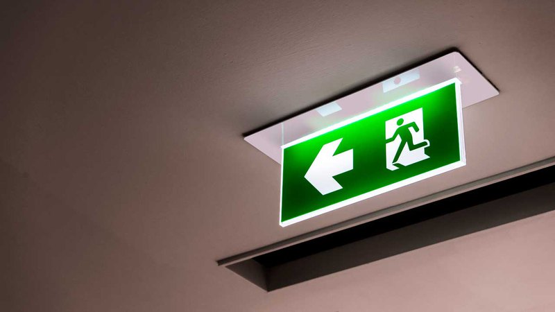 Световое табло “Выход” с фоном зеленого цвета и обозначением направления эвакуации стрелкой