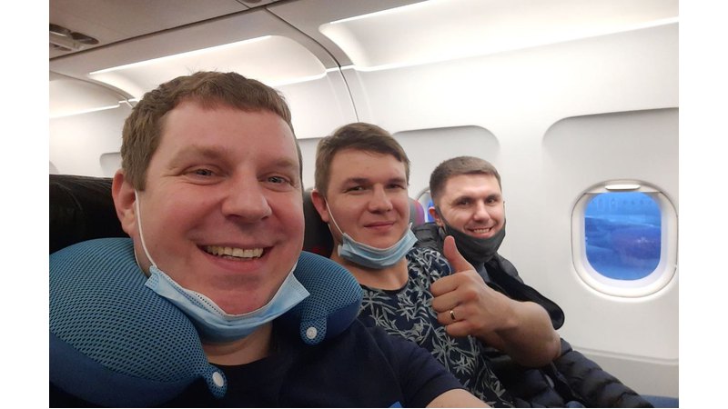 Селфи трех сотрудников компании ИСП в самолете перед вылетом на отдых за рубеж