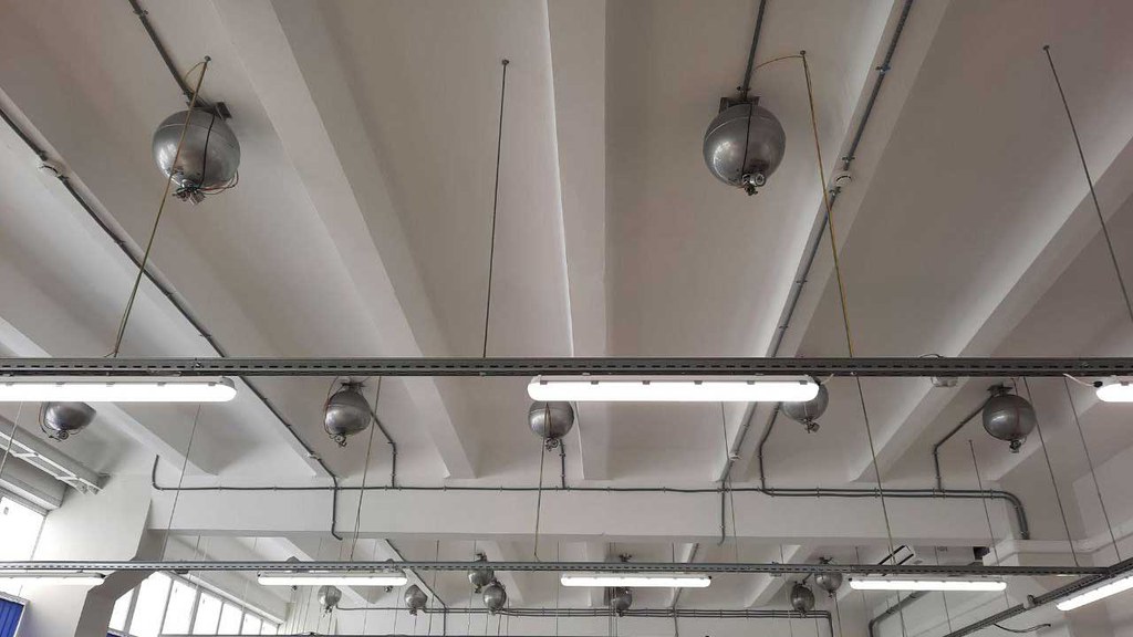 Модули газового пожаротушения на потолке складского помещения