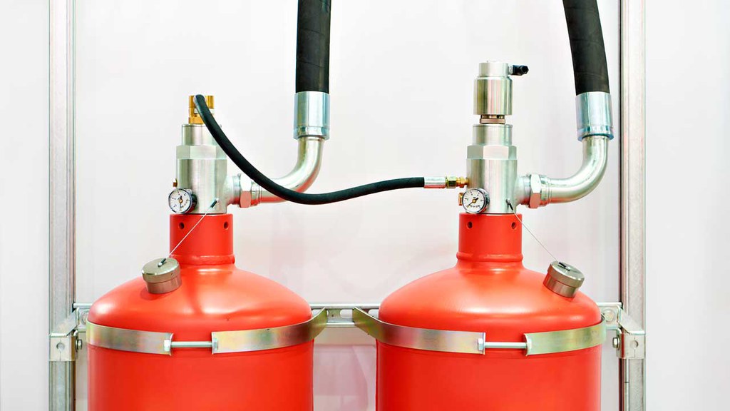 Баллоны красного цвета, подключенные к системе газового пожаротушения.