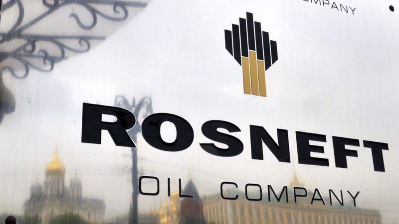 Фрагмент таблички на здании с логотипом и названием компании “Роснефть” на английском языке