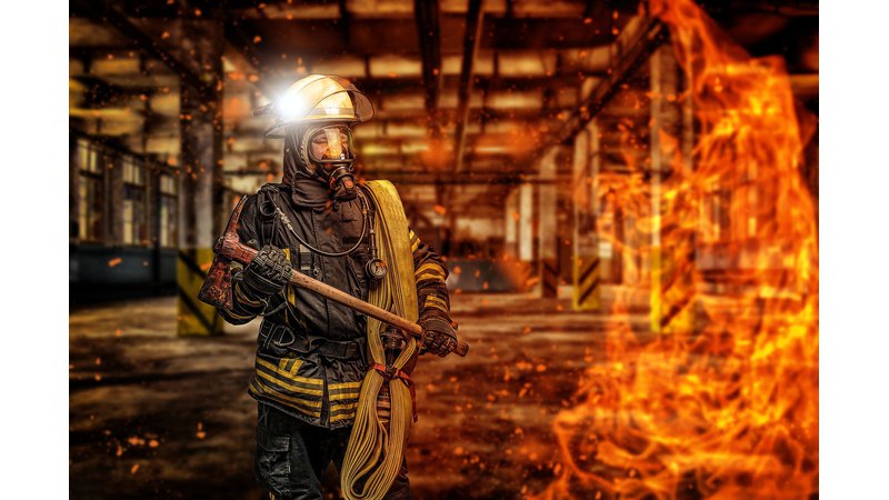 Сотрудник пожарной охраны в экипировке на тушении возгорания, средний размер
