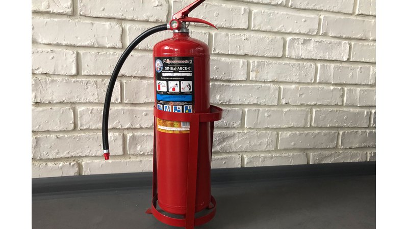 Переносной порошковый огнетушитель с заправкой 5 кг огнетушащего вещества, фото в интерьере